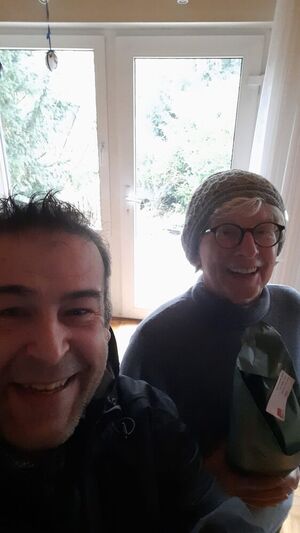 Jürgen Behnke überreicht Blumen zum Valentinstag